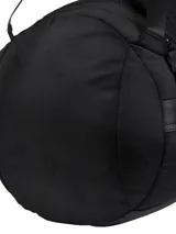 Bolso tipo duffel bag unisex de color negro, con correas de compresión desmontables y múltiples presillas. Presenta un parche con el logotipo de Cat en Hypalon y tiradores de cremallera a juego. Incluye un compartimento principal con funda acolchada para portátil de 15", bolsillo lateral largo con cremallera y bolsillo lateral de malla con cremallera. Posee correas de hombro acolchadas de malla transpirable con ajuste de longitud y almohadilla central.