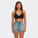 Short de denim azul claro con cintura alta elástica tipo fruncida y diseño de cinco bolsillos.