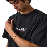 Remera negra de manga corta con estampa frontal centrada con el logo de la marca en blanco y rojo.