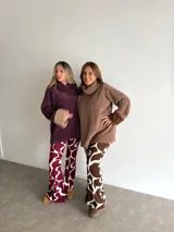 Pantalón tipo oxford de tiro alto con estampado abstracto de manchas orgánicas, confeccionado en tela de viscosa con caída fluida.
