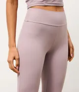 Pantalón deportivo Get Over modelo flare, confeccionado en microfibra acanalada de color lila. Presenta un corte ajustado en caderas y muslos con apertura acampanada desde la rodilla.