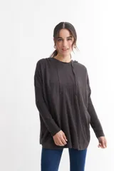 Sweater gris oscuro de tejido de punto, corte oversized, con capucha y mangas largas con puños acanalados.