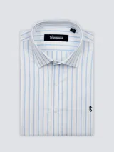 Camisa de vestir de hombre a cuadros celestes y blancos, de corte clásico, con cuello italiano y logo bordado en el frente.