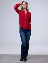 Blusa de encaje roja, marca Adiva. Cuello a la base, escote en V y apertura con botones. Manga larga con puño y botones. Incluye musculosa interna.
