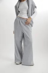 Pantalón de algodón de corte ancho y tiro alto, con cintura elástica y bolsillos laterales.