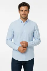 Camisa de lino y algodón color blanco, con cuello camisero, manga larga y cierre frontal de botones.