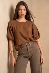 Blusa marrón de mangas cortas abullonadas, cuello redondo y diseño holgado.