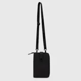 Cartera tipo porta pasaporte de diseño minimalista y compacto, color negro, con cierre perimetral y correa ajustable con logo de la marca estampado.