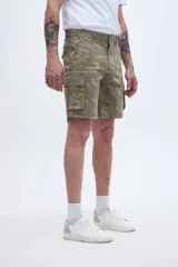 Bermuda cargo de corte recto con estampado de camuflaje en tonos verde y marrón. Cuenta con bolsillos laterales y bolsillos cargo con solapa y botones.