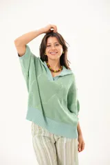 Buzo de punto color verde menta, con cuello polo y escote en V, mangas cortas y diseño holgado.