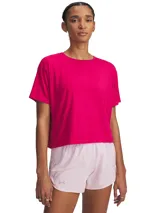 Remera deportiva fucsia de corte holgado y mangas cortas.