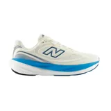 Championes de running New Balance 1080v15, de color blanco con suela celeste y azul, y la icónica letra "N" en los laterales en tono azul. Confeccionados con malla transpirable y tecnología de mediasuela Infinion para mayor amortiguación.