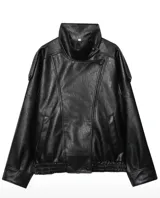 Chaqueta negra de efecto cuero, estilo bomber o motociclista, con cuello alto abotonado y cierre frontal asimétrico. Presenta detalles de costuras verticales y hombreras pequeñas. El bajo es elástico.