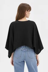 Kimono de viscosa color negro, con mangas largas amplias, cuello en V y diseño holgado.