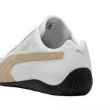 Championes Puma Speedcat LTH de perfil bajo, color blanco con detalles en dorado y suela negra. Diseño inspirado en el automovilismo con el logo de la marca en el lateral y la lengüeta.