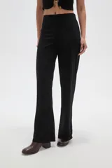 Pantalon de vestir negro de corte recto y tiro alto, confeccionado en tejido de poliéster.