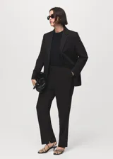 Pantalon de vestir de corte recto, con tiro medio, trabillas para cinturón, bolsillos laterales y bolsillos traseros de ribete.