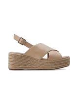 Sandalia de plataforma tipo yute con tiras cruzadas de cuero en color beige, y tira ajustable al talón con hebilla metálica.