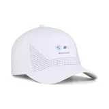 Gorra deportiva blanca con diseño de paneles perforados en los laterales para mayor ventilación. Presenta el logo de BMW y la insignia M Motorsport estampados en el frente.