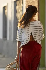Pantalon de corte barrel en plush de algodon color bordó, con tiro medio, faja ancha en la cintura y bolsillos frontales aplicados.