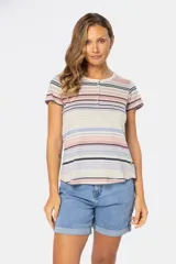 Remera de manga corta con escote en V y botones, con estampado de rayas horizontales en tonos pastel.
