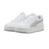 Championes Puma modelo Court Lally Skye, de diseño urbano con plataforma. Presenta una base blanca con detalles en color lila en la franja lateral, el talón, la lengüeta y la suela.