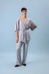 Conjunto de dos piezas (camisa y pantalón) de tejido acanalado gris, con camisa estilo kimono de manga ancha y cuello V cruzado, ajustada a la cintura con un lazo de tela.