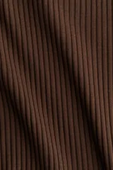 Top de manga larga color marrón oscuro, confeccionado en tejido de punto acanalado. Presenta un cuello camisero que se abre en un escote pronunciado en V.