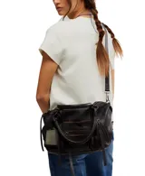 Cartera de cuero color negro con efecto lavado y desgastado, estilo vintage. Cuenta con múltiples bolsillos con cierre delantero, tiras colgantes y doble asa corta de mano.