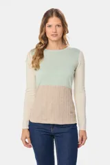 Buzo de tejido de punto con diseño de bloques de color en tonos verde menta, crema y beige. Presenta mangas largas y un panel inferior con textura de cableado.