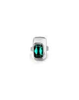 Anillo plateado con un cristal verde esmeralda rectangular.