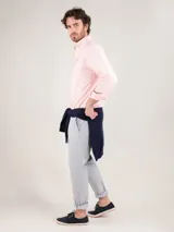 Camisa lisa de hombre confeccionada en algodón, tintada en prenda con acabado vintage. Presenta corte regular fit, cuello buttondown, cierre frontal de botones, manga larga con puño simple y logo bordado en el pecho.