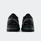 Championes New Balance modelo 1000, diseño aerodinámico de estilo futurista con base de malla y superposiciones sintéticas. Presenta entresuela segmentada con tecnología de amortiguación ABZORB en talón y antepié, y sistema Stability Web en el mediopié.