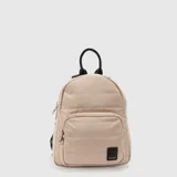 Mochila pequeña de diseño acolchado, color negro, con cierre principal y bolsillo frontal con cierre. Cuenta con asa superior, correas ajustables y detalle de logo de la marca en parche de cuero sintético.