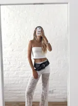 Pantalón ancho de encaje blanco con diseño floral, tiro alto y elástico en la cintura.