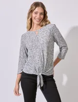 Blusa tejida marca Ruby Rd, con cuello a la base y abertura en V. Manga ¾ y nudo en la parte inferior.