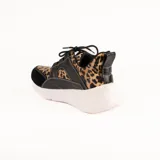 Championes deportivos de cuero en tonos marrón, tostado y marrón oscuro, con detalles de estampado animal print de leopardo en el lateral, suela gruesa blanca y cordones elásticos.