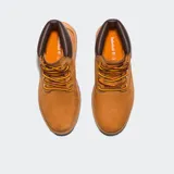 Bota de plataforma Timberland de 6 pulgadas, confeccionada en cuero nobuk impermeable color tostado. Presenta cuello acolchado en color marrón oscuro, cordones bicolores y suela de goma dentada de gran altura. Incluye el logo de la marca grabado en el lateral.