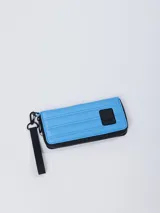 Billetera acolchada color celeste con cierre negro y correa de mano negra.