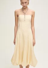 Vestido midi de lino con escote palabra de honor y diseño evasé. Presenta un bajo abullonado y cierre de cremallera en la parte posterior.
