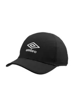 Gorro tipo gorra Umbro de color negro, con el logo y nombre de la marca bordados en color blanco en el frente.
