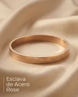 Esclava rígida de acero con baño de oro rosa y diseño de guarda griega grabada en toda su superficie.