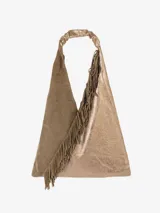Bolso estilo hobo de cuero, con forma triangular y asa larga fruncida. Presenta un diseño bicolor que combina un panel de cuero gamuzado mate y un panel de cuero brillante con acabado metalizado, unidos por una tira de flecos largos en el centro.