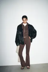 Pantalón de tiro alto color marrón, con cintura elástica y bajo acampanado (flare).