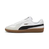 Championes Puma modelo Army Trainer, color blanco con detalles en negro y superposiciones de gamuza gris claro en la puntera. Cuenta con suela de goma tipo 'gum' y la inscripción de la marca en dorado en el lateral.