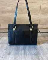 Cartera tipo shopper de cuero genuino marrón con panel central de textura símil cocodrilo y herrajes metálicos plateados.