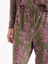 Babucha de corte holgado con cintura elástica y cordón de ajuste, confeccionada en tejido estampado con diseño floral en tonos verde y rosado.