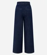 Pantalón wide leg de jean azul oscuro, de talle alto con calce amplio y detalles de botones dorados en el lateral frontal.