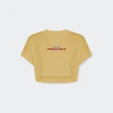 Remera corta color amarillo con estampado frontal con la frase "i like to make boys cry" con corazones rojos.