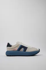 Championes Camper modelo Path.944, con diseño urbano en tonos beige, azul y marino, suela gruesa azul y cierre con cordones.